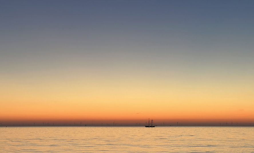 Gouden uur, horizon aan zee